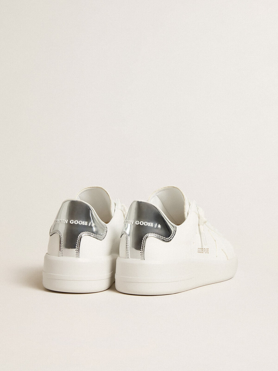 tênis feminino purestar de base biológica com estrela branca e detalhe espelhado no calcanhar.