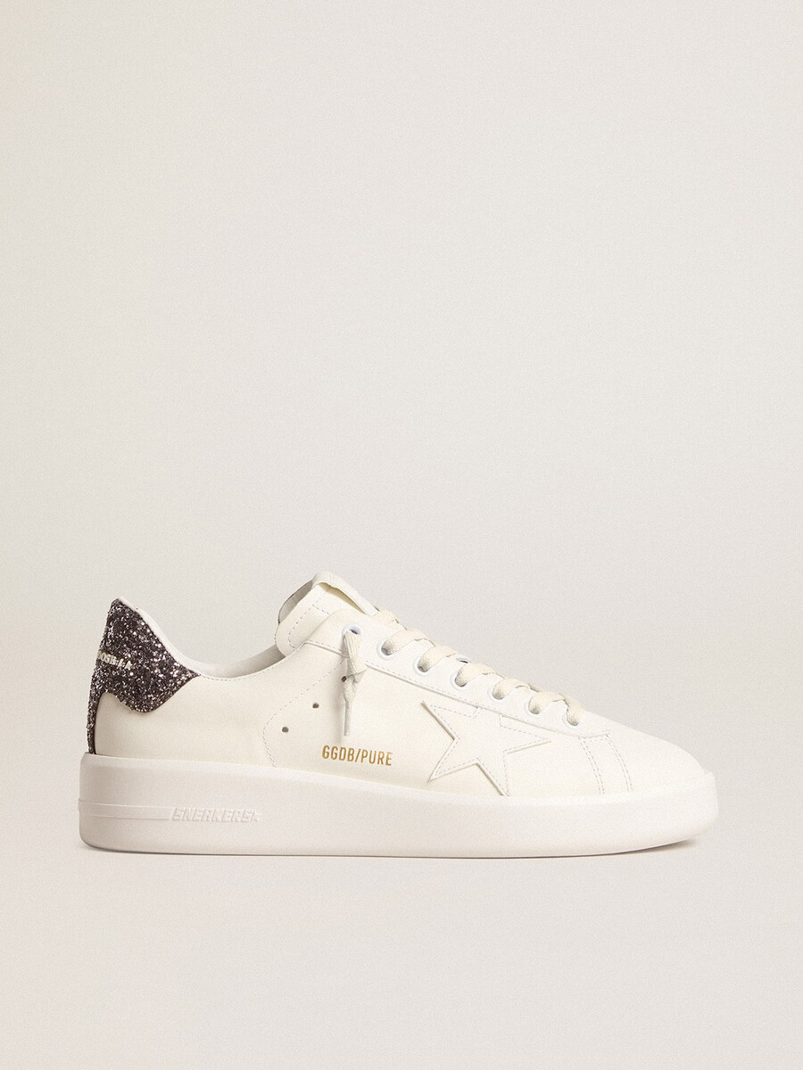 sapato feminino purestar com estrela de couro branco e detalhe de glitter antracite no calcanhar.