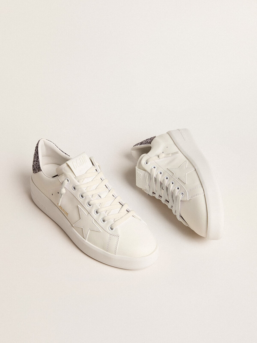 sapato feminino purestar com estrela de couro branco e detalhe de glitter antracite no calcanhar.