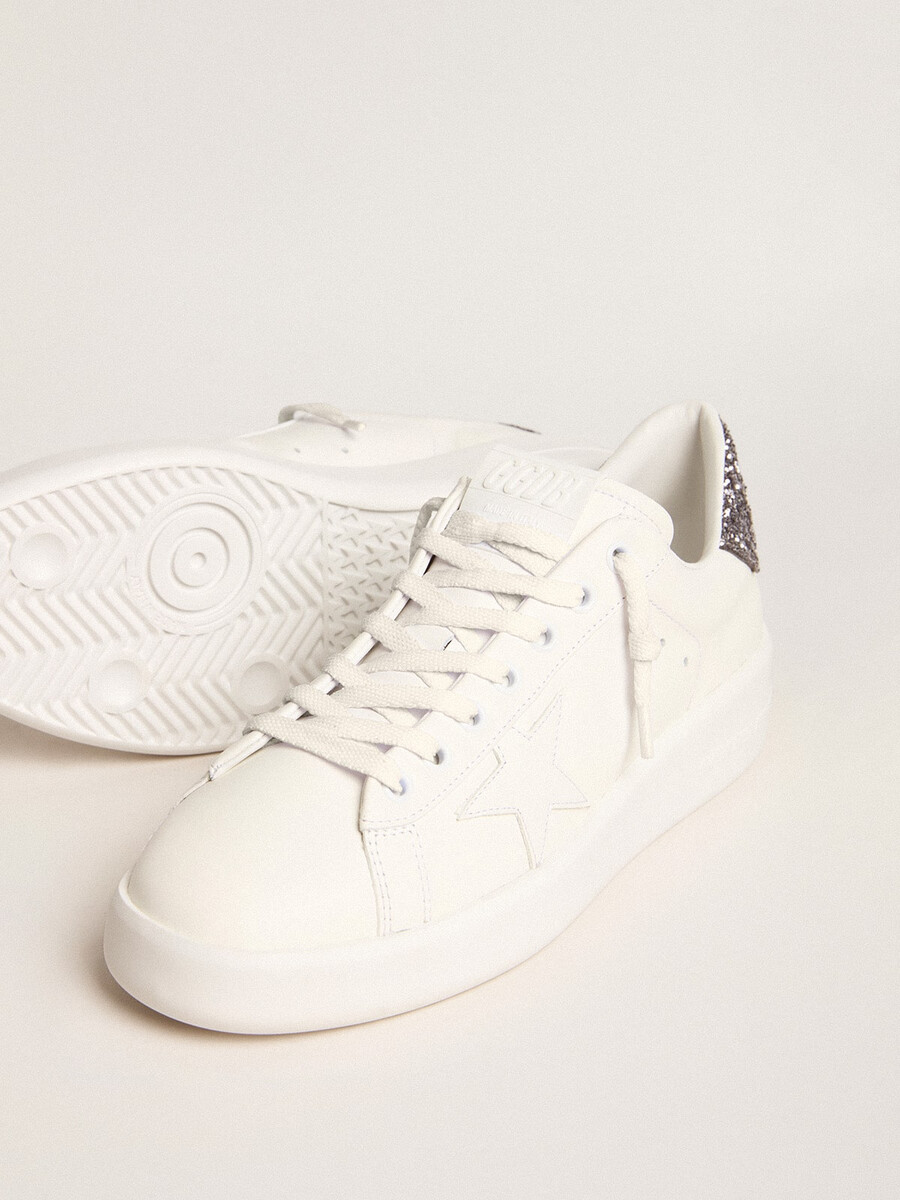 sapato feminino purestar com estrela de couro branco e detalhe de glitter antracite no calcanhar.