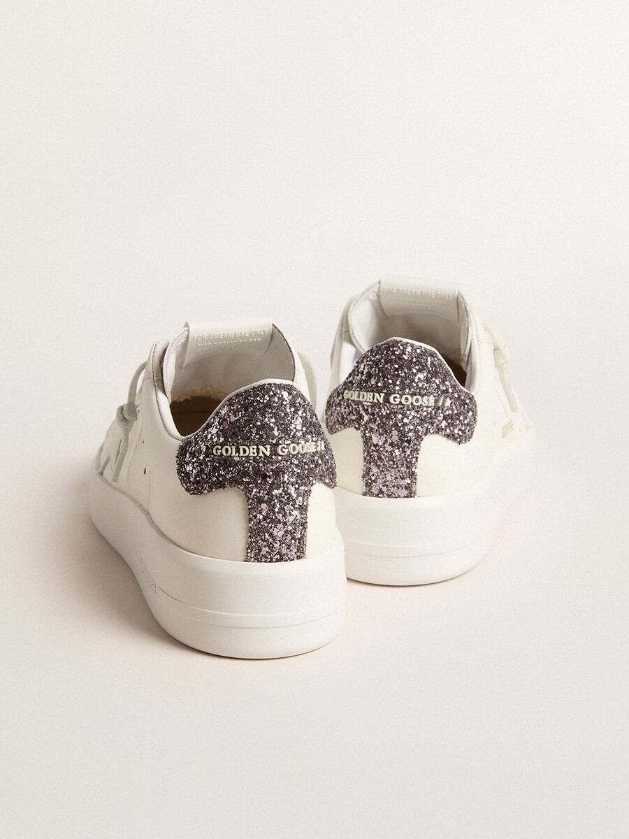 sapato feminino purestar com estrela de couro branco e detalhe de glitter antracite no calcanhar.