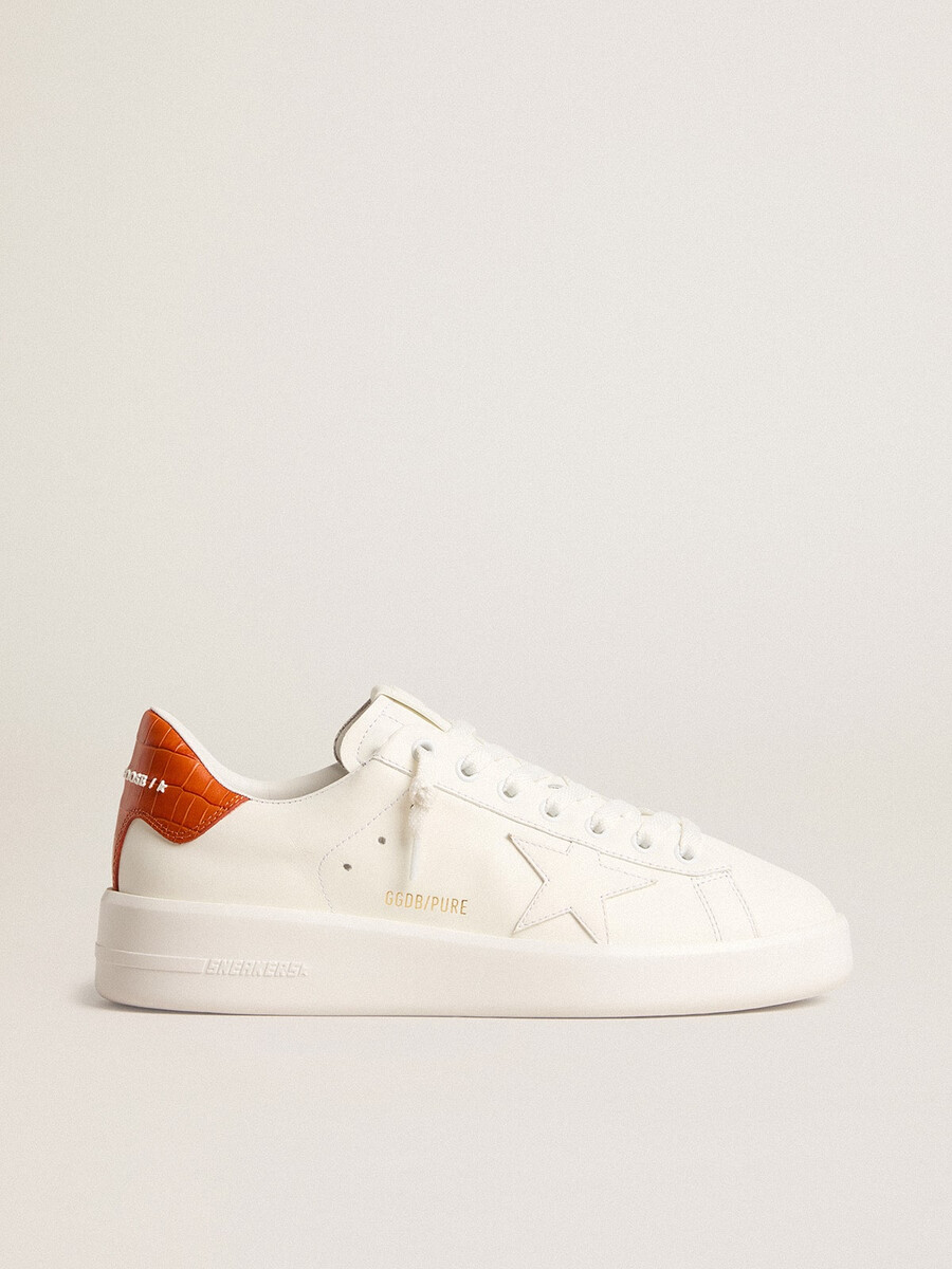 sapato feminino purestar com estrela de couro branca e detalhe laranja no calcanhar.