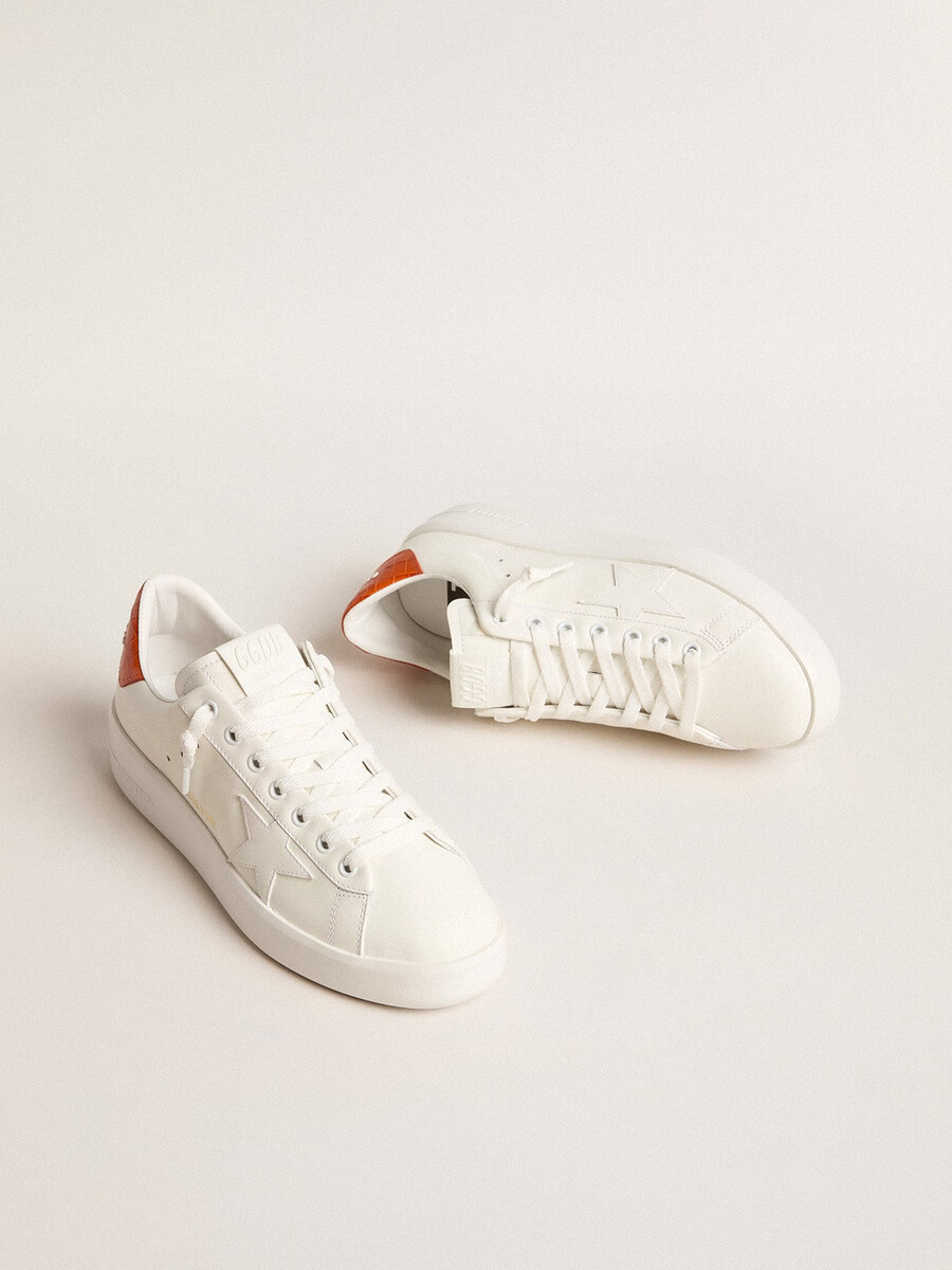 sapato feminino purestar com estrela de couro branca e detalhe laranja no calcanhar.