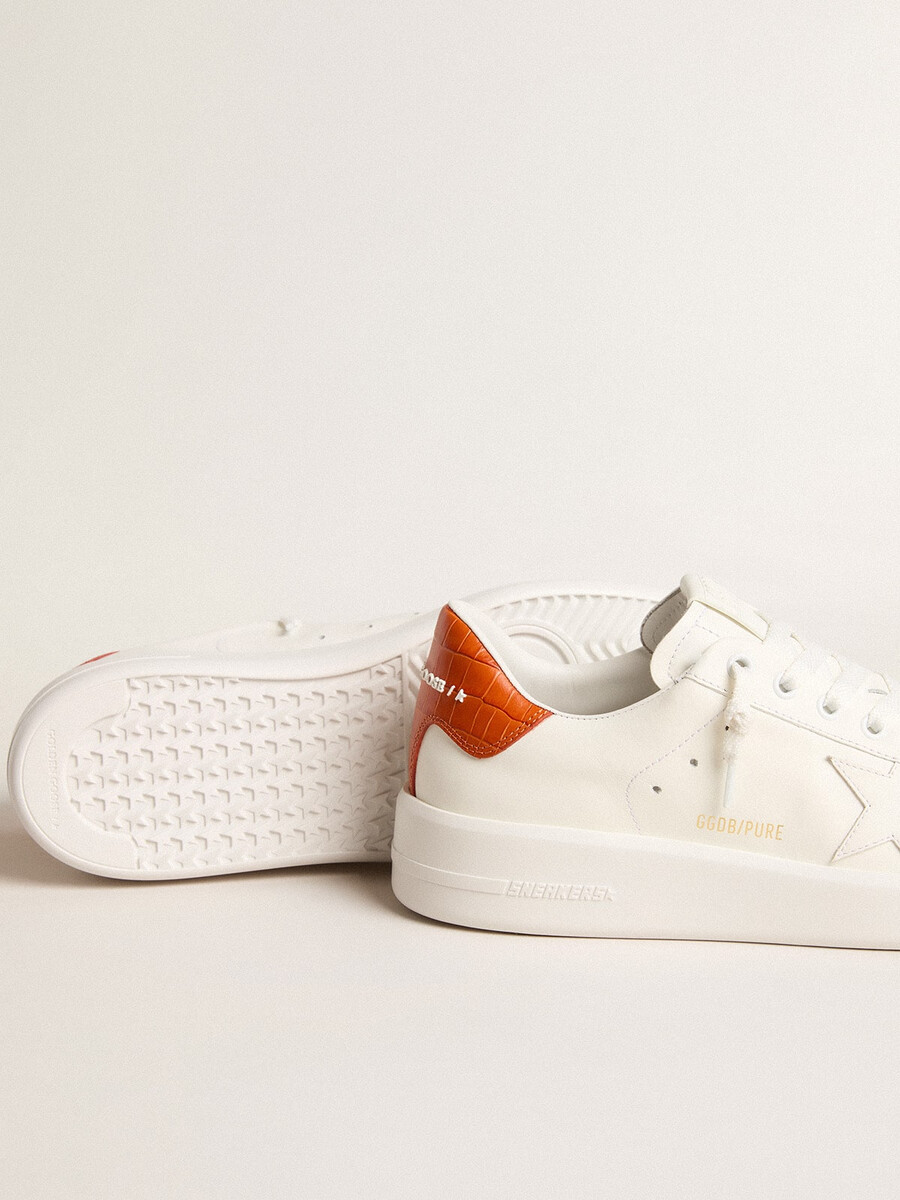 sapato feminino purestar com estrela de couro branca e detalhe laranja no calcanhar.