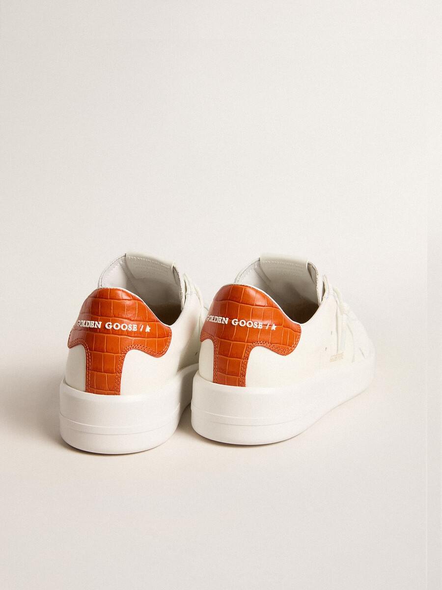 sapato feminino purestar com estrela de couro branca e detalhe laranja no calcanhar.