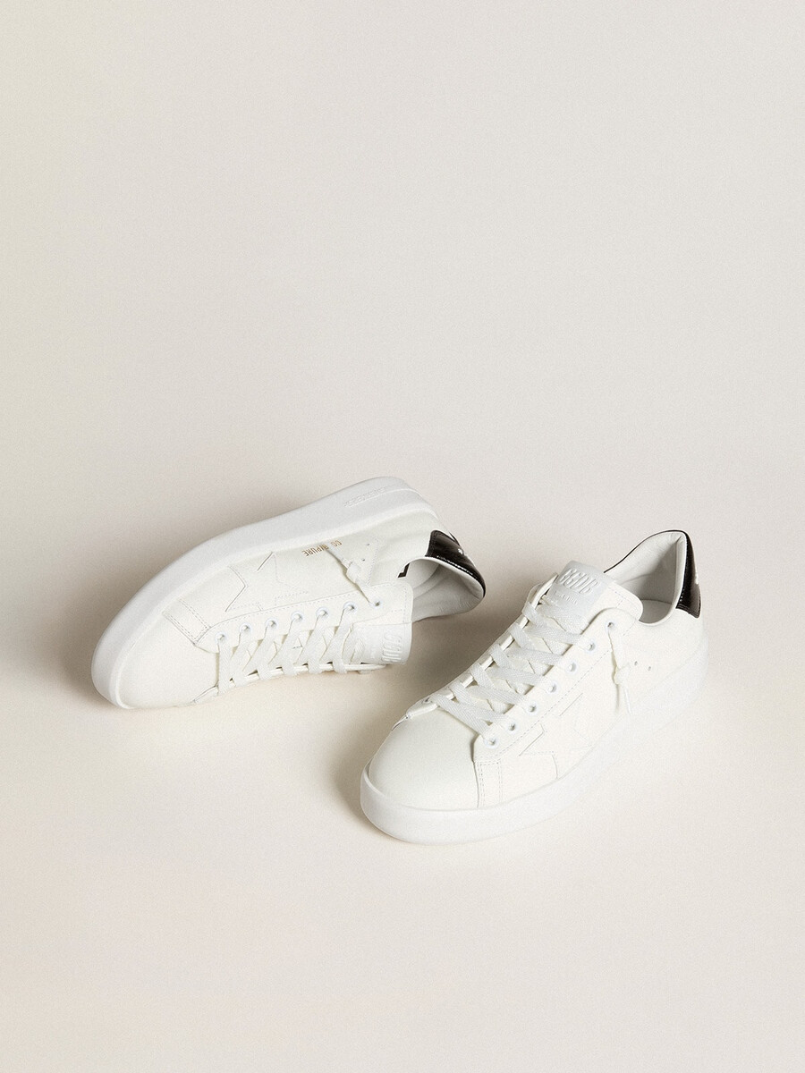 sapato feminino purestar com estrela de couro e detalhe de verniz preto no calcanhar.