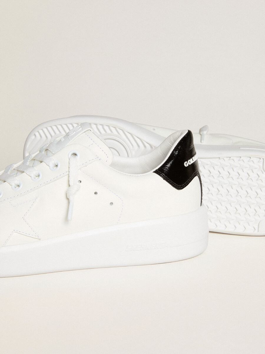 sapato feminino purestar com estrela de couro e detalhe de verniz preto no calcanhar.