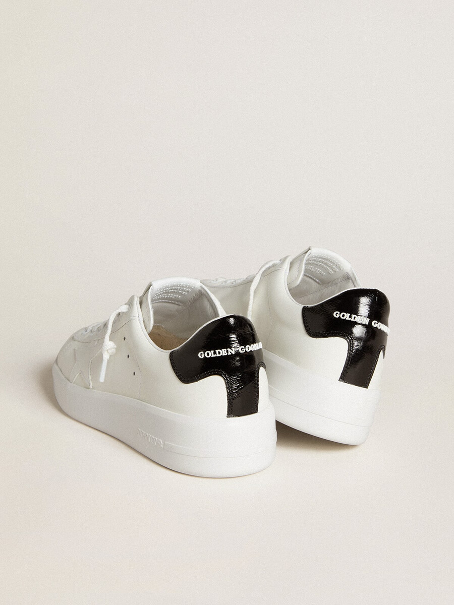 sapato feminino purestar com estrela de couro e detalhe de verniz preto no calcanhar.