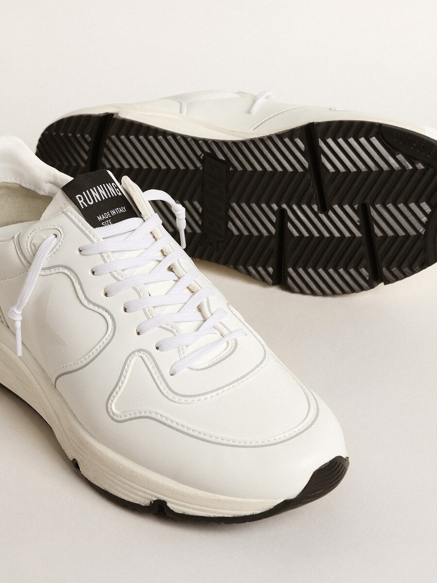 sola de corrida masculina de base biológica com estrela branca e detalhe no calcanhar.