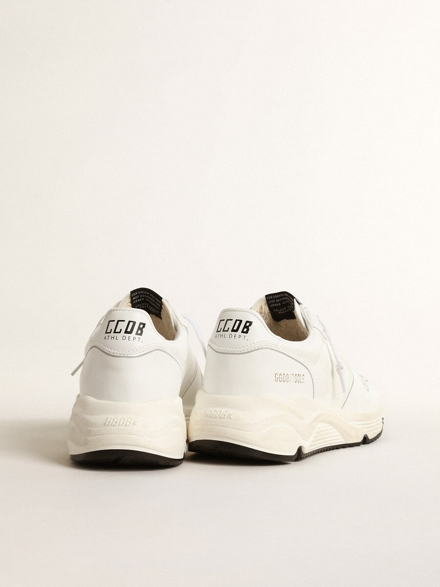 sola de corrida masculina de base biológica com estrela branca e detalhe no calcanhar.