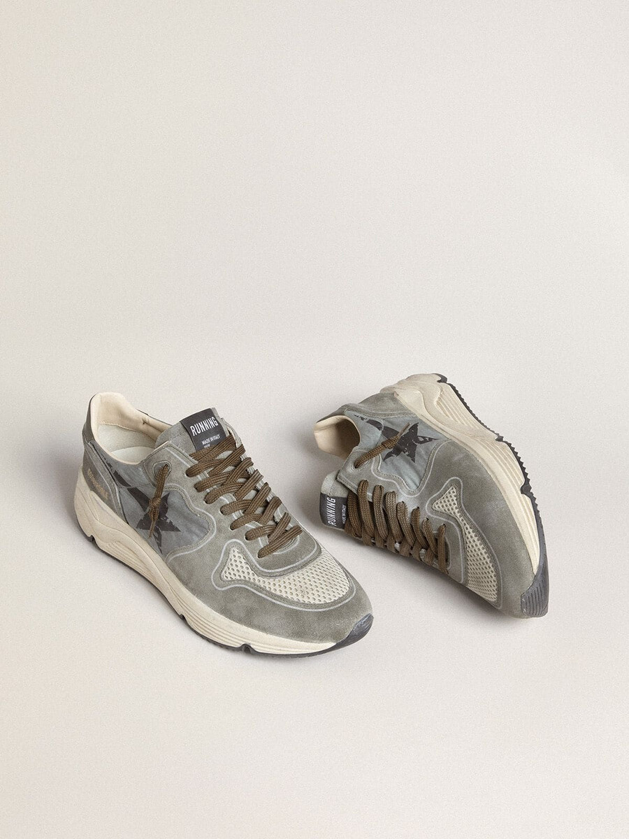 tênis de corrida masculino em nylon azul claro com estrela preta e detalhe em couro verde no calcanhar.