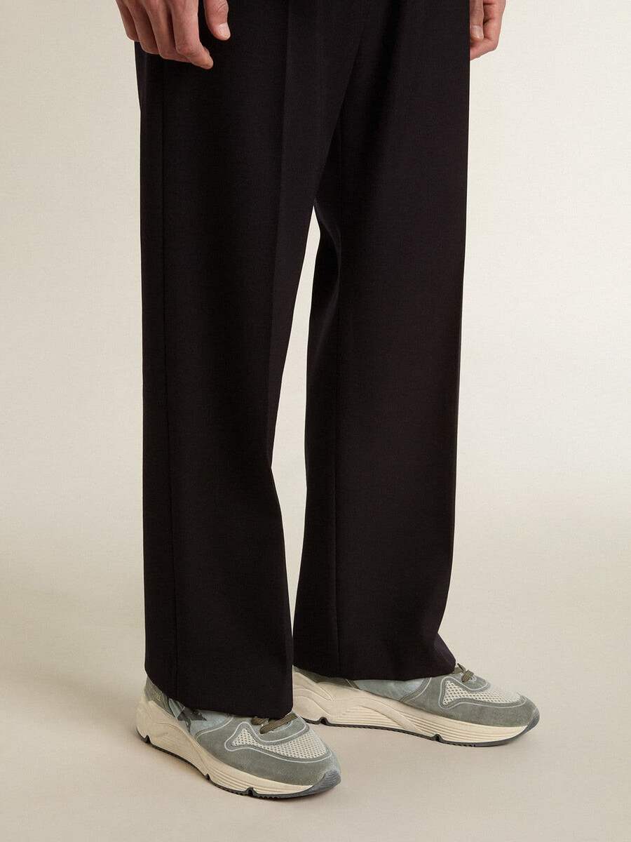 tênis de corrida masculino em nylon azul claro com estrela preta e detalhe em couro verde no calcanhar.