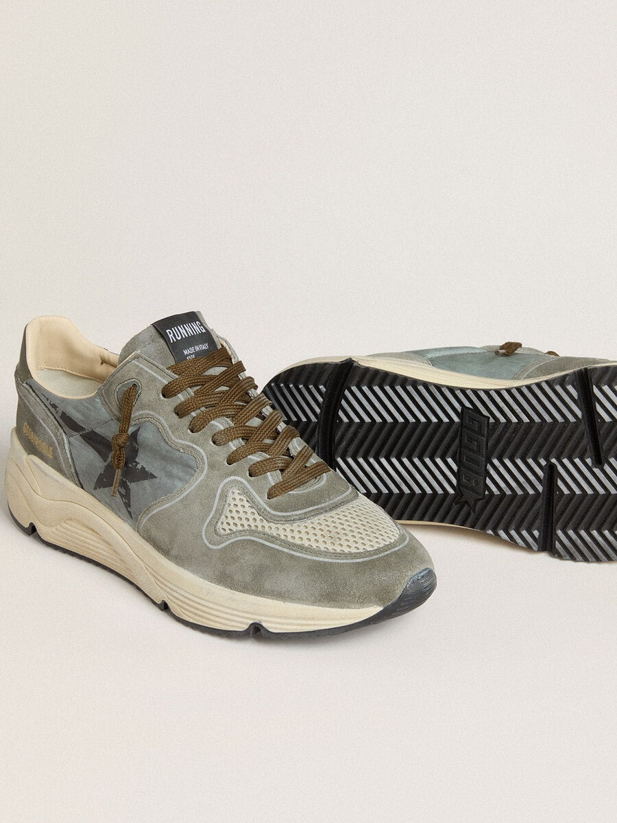 tênis de corrida masculino em nylon azul claro com estrela preta e detalhe em couro verde no calcanhar.