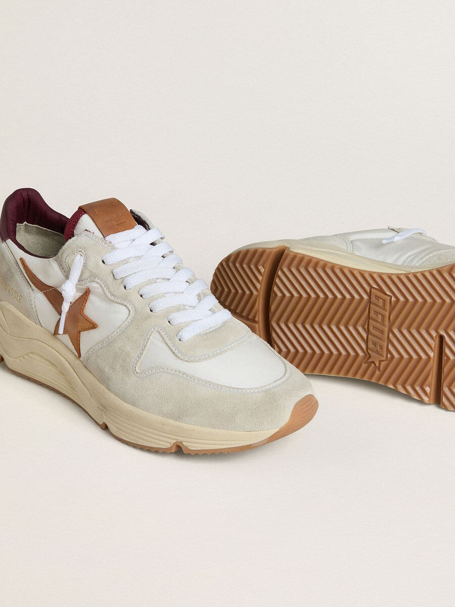 tênis de corrida masculino em nylon e camurça com estrela em couro marrom e detalhe em couro bordô no calcanhar.