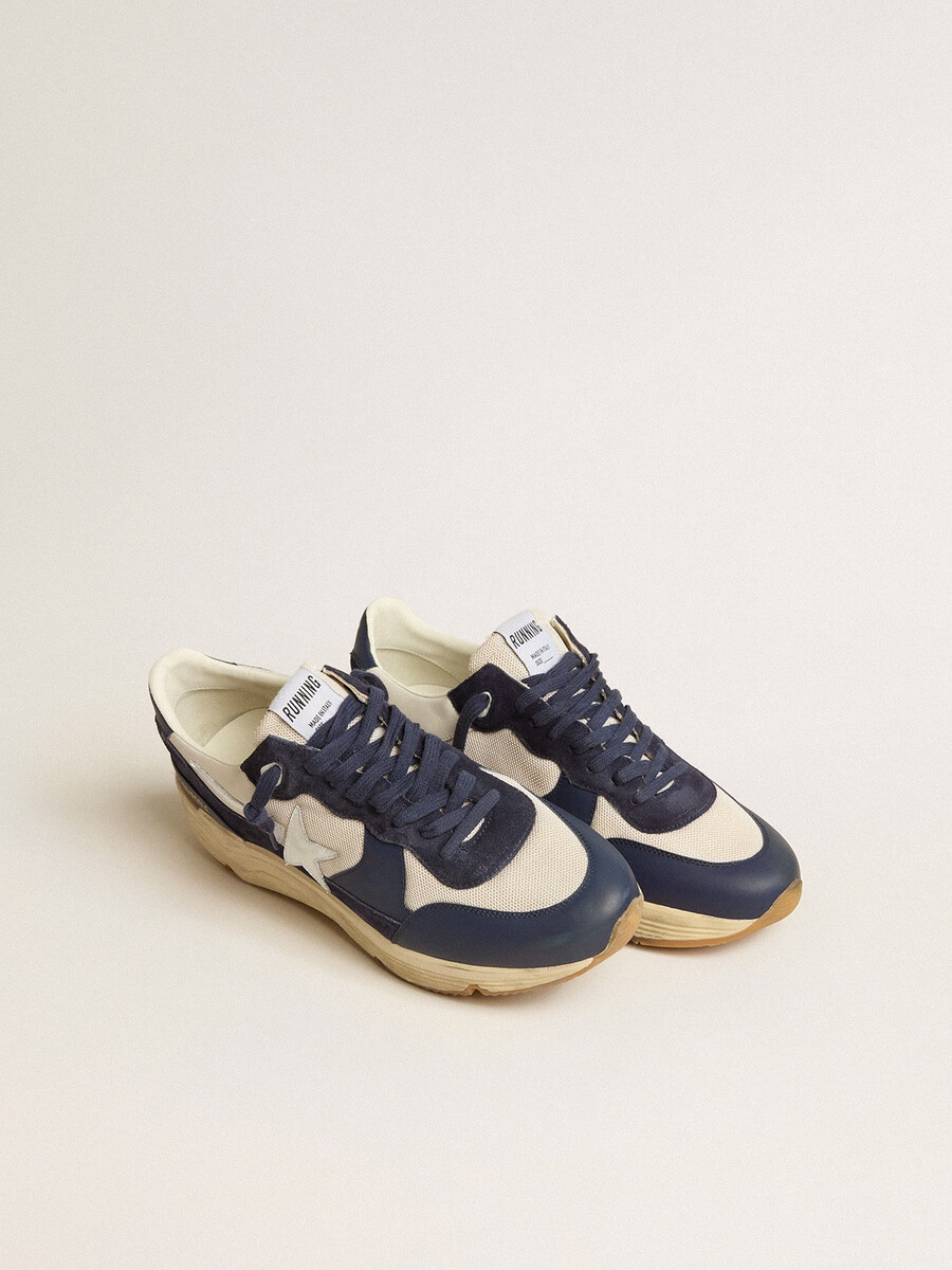 sola de corrida em malha creme e couro azul com estrela de couro branco