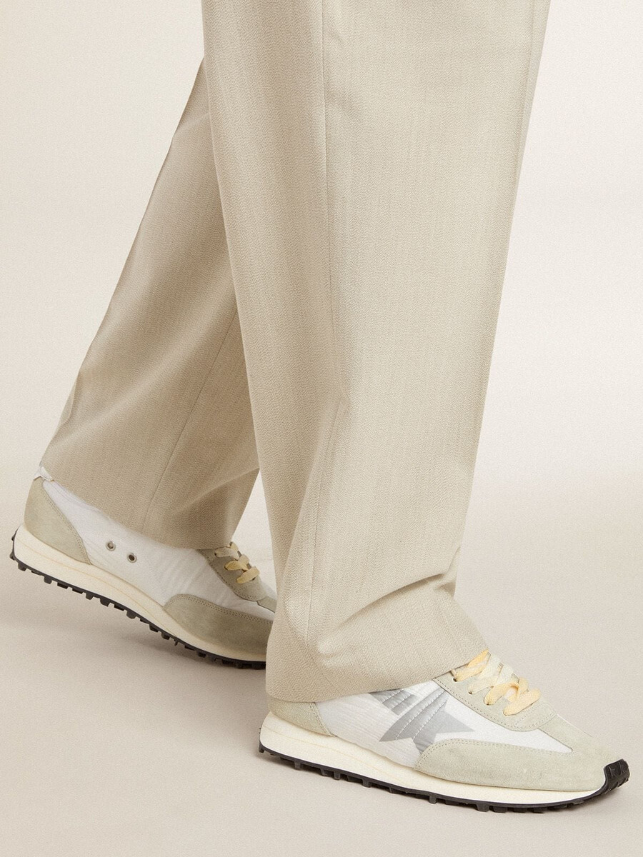 tênis marathon masculino com cabedal em nylon branco e estrela prateada