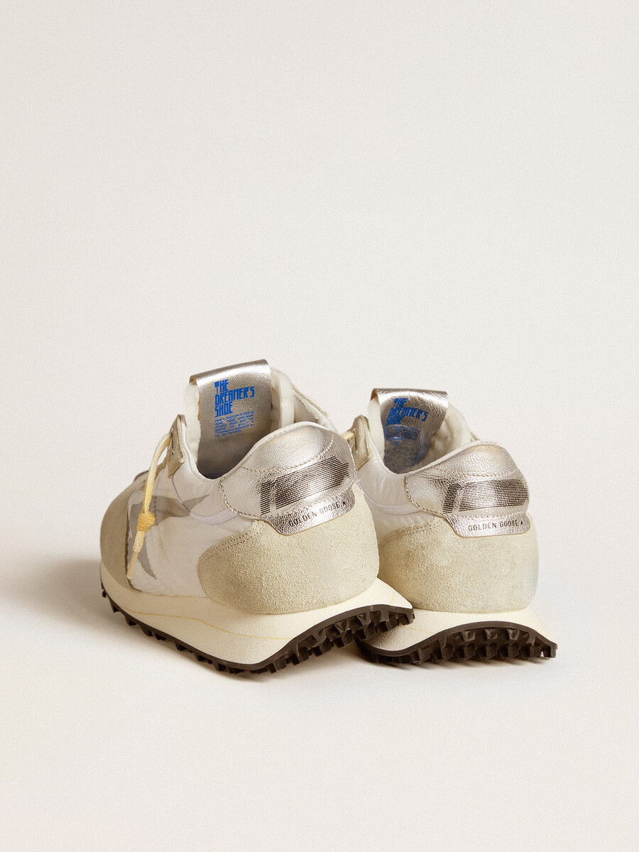 tênis marathon masculino com cabedal em nylon branco e estrela prateada