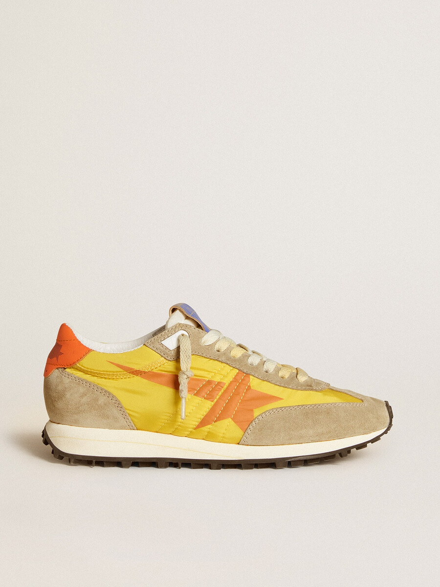 tênis feminino marathon com cabedal em nylon amarelo e estrela laranja.