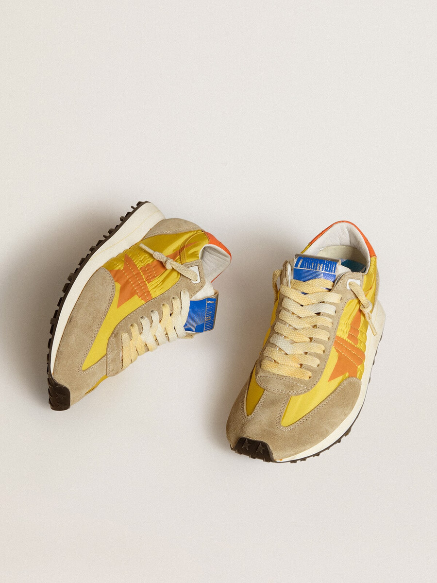tênis feminino marathon com cabedal em nylon amarelo e estrela laranja.