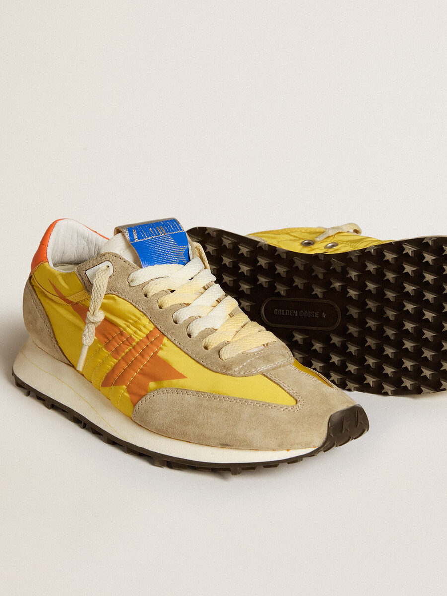 tênis feminino marathon com cabedal em nylon amarelo e estrela laranja.
