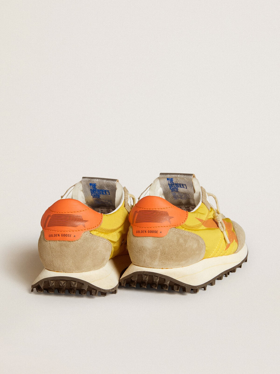 tênis feminino marathon com cabedal em nylon amarelo e estrela laranja.