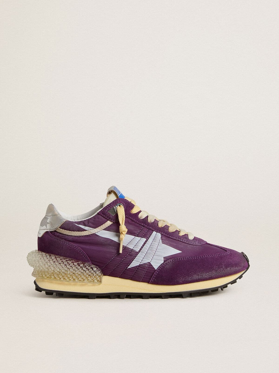 tênis feminino marathon com cabedal em nylon roxo e estrela branca.