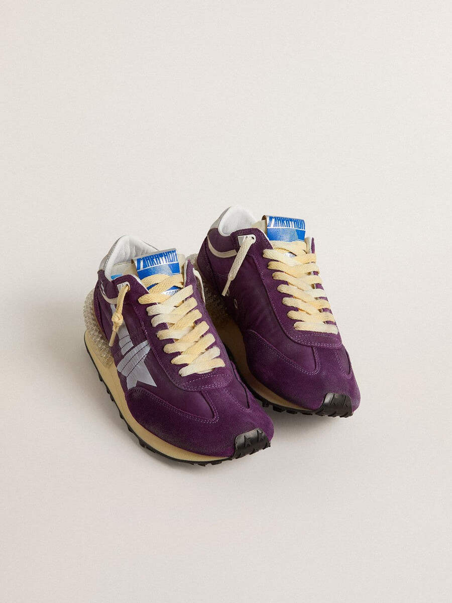 tênis feminino marathon com cabedal em nylon roxo e estrela branca.