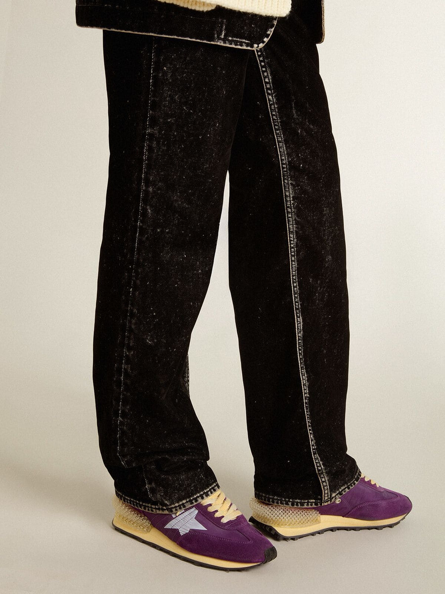 tênis feminino marathon com cabedal em nylon roxo e estrela branca.