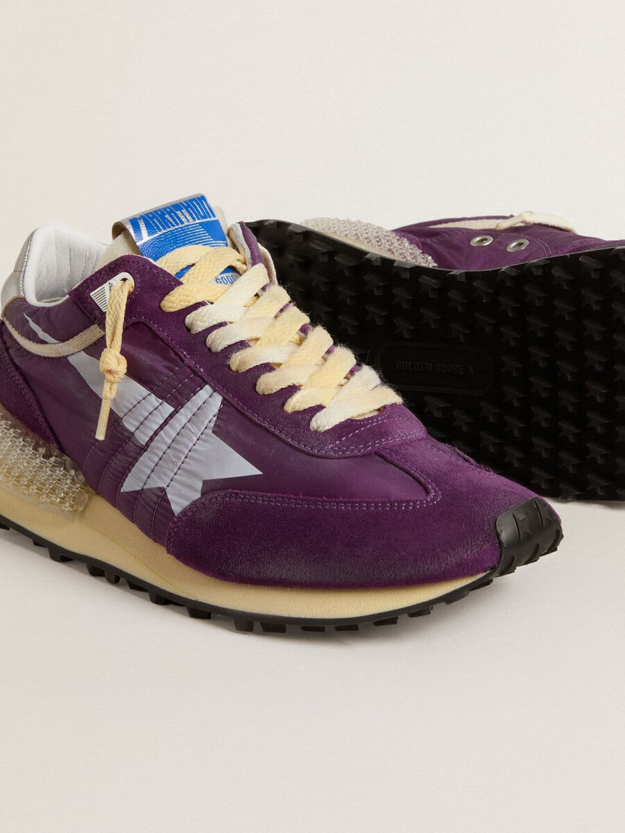 tênis feminino marathon com cabedal em nylon roxo e estrela branca.