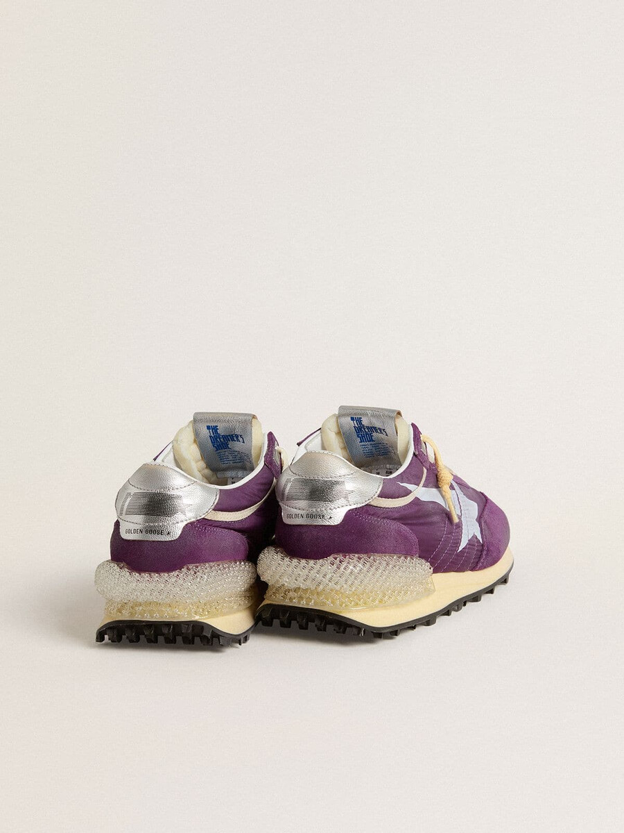 tênis feminino marathon com cabedal em nylon roxo e estrela branca.