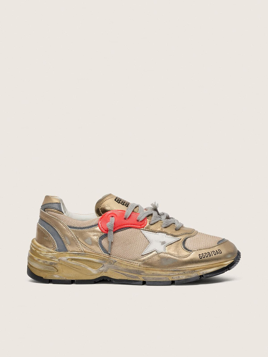 tênis feminino dad-star em couro laminado dourado e mesh com estrela em couro branco e detalhe em couro dourado no calcanhar.