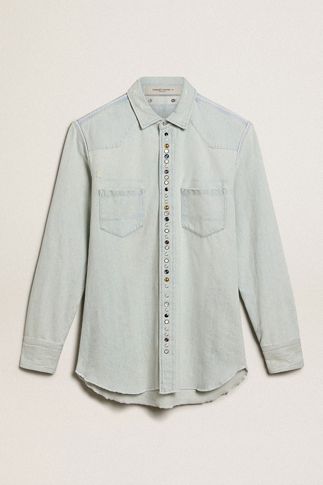 camisa masculina de brim desbotado com tachas marteladas.