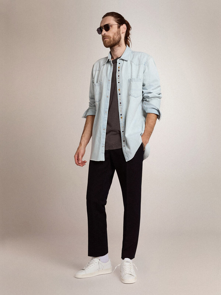 camisa masculina de brim desbotado com tachas marteladas.