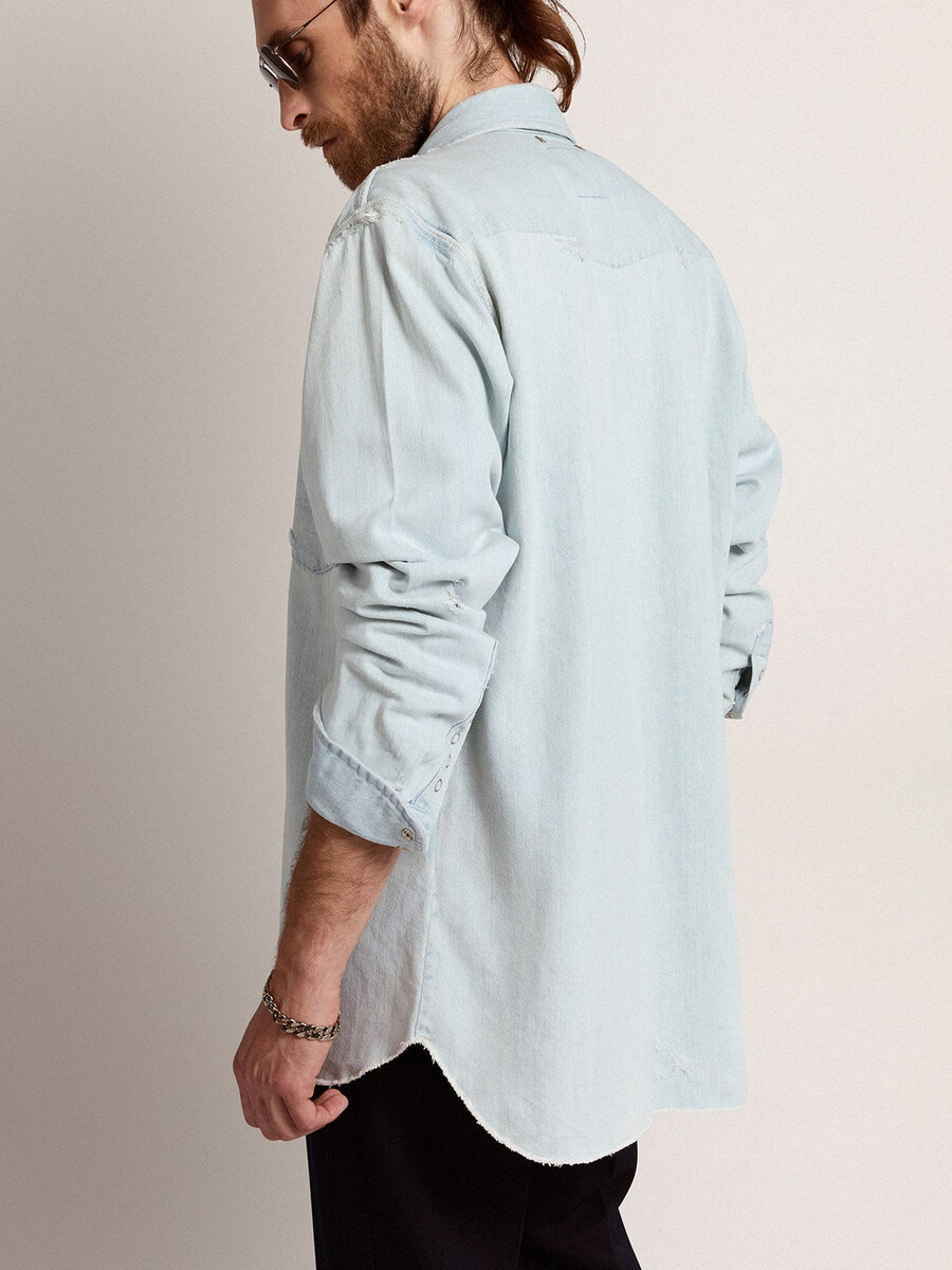 camisa masculina de brim desbotado com tachas marteladas.