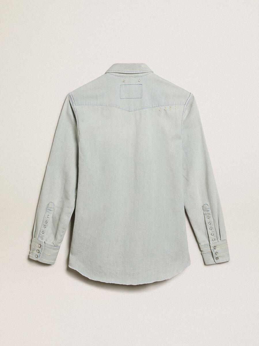 camisa masculina de brim desbotado com tachas marteladas.