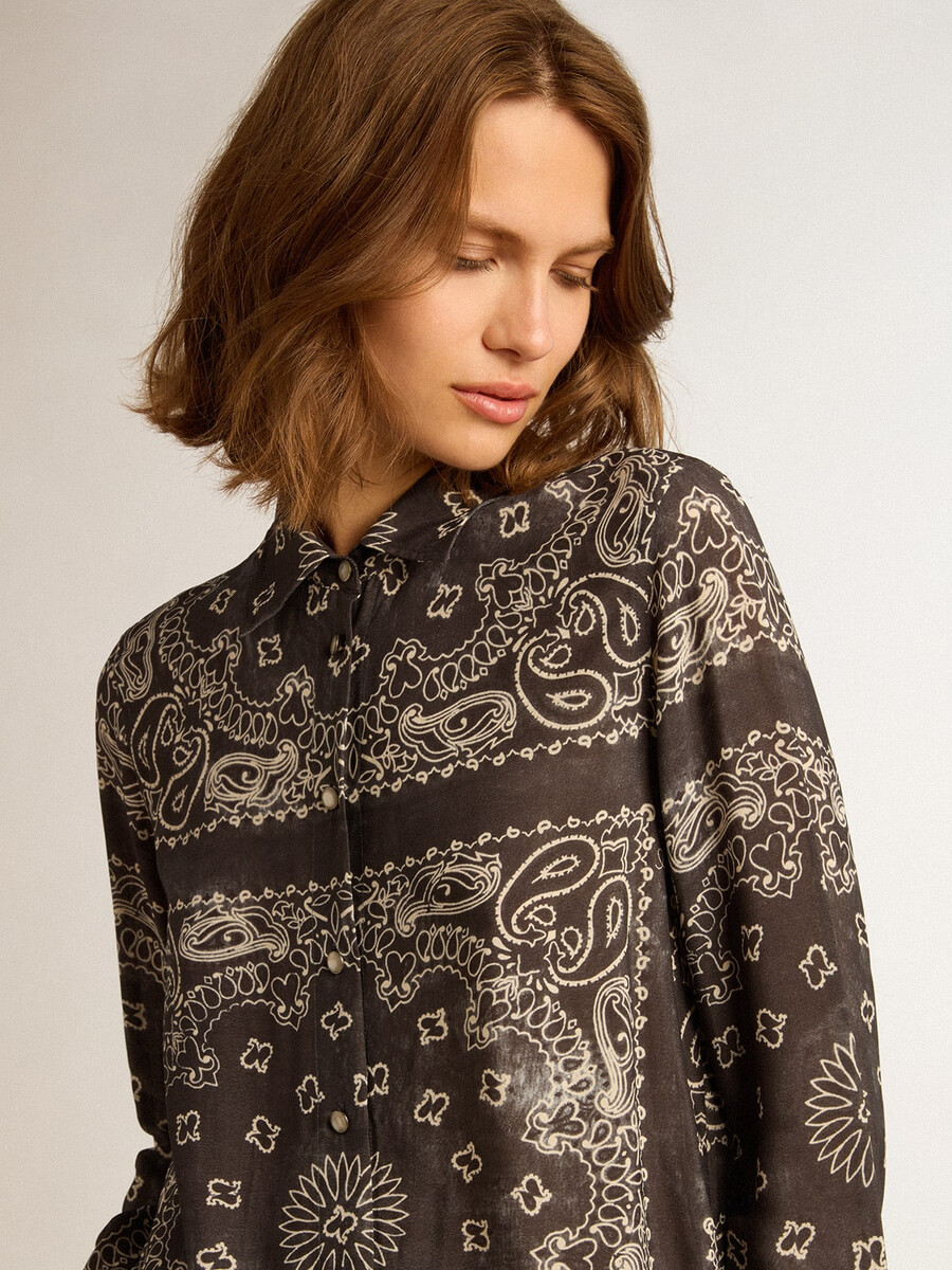 camisa de pijama cinza antracite com estampa paisley