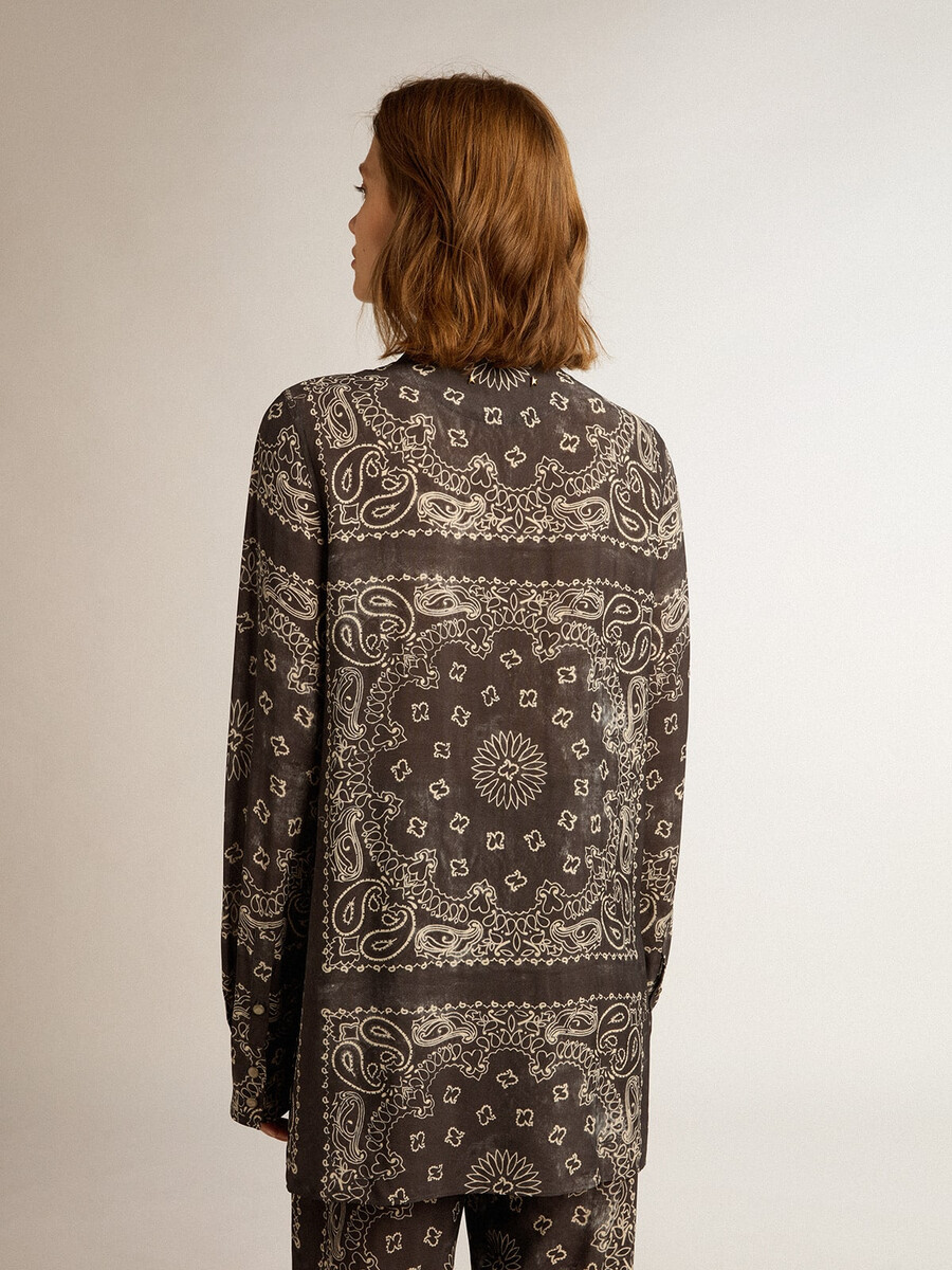 camisa de pijama cinza antracite com estampa paisley