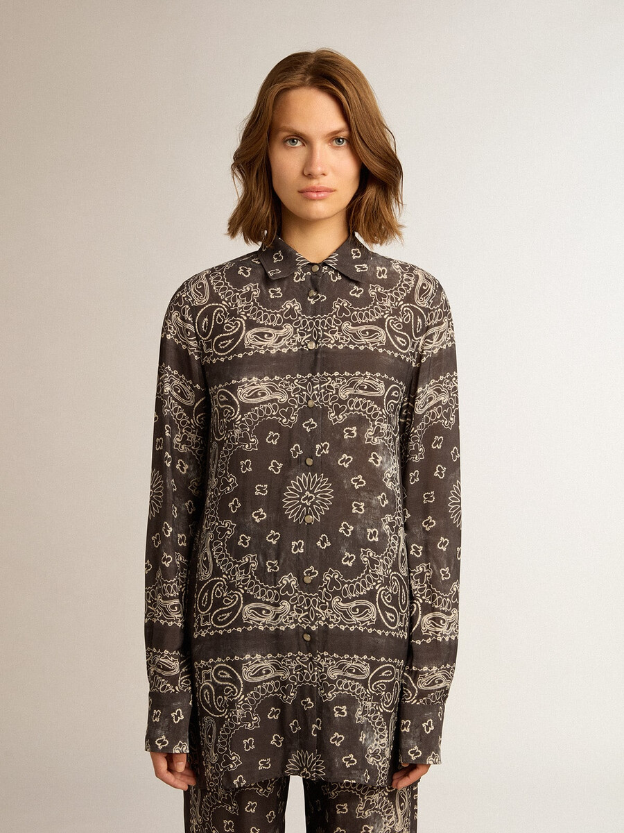 camisa de pijama cinza antracite com estampa paisley