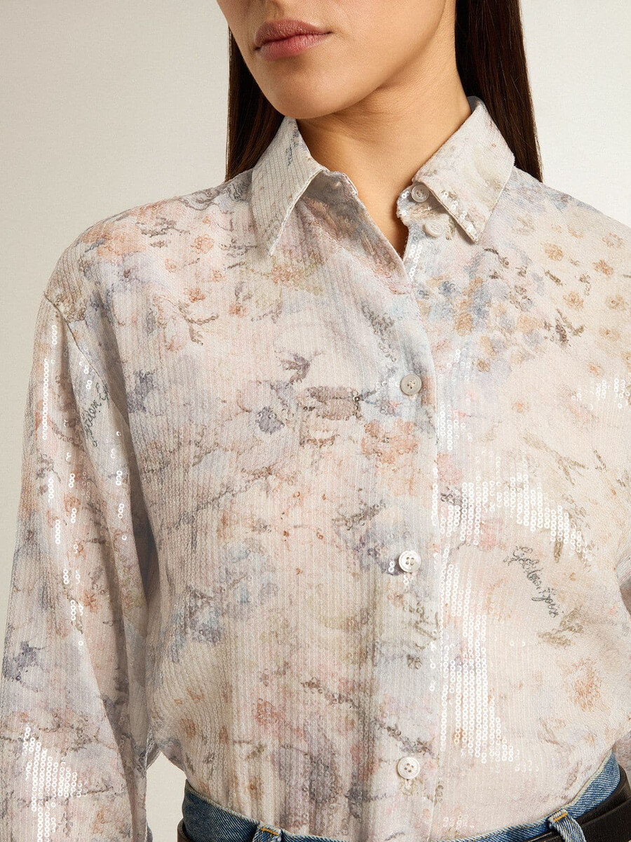 camisa feminina com estampa floral multicolorida de lantejoulas.