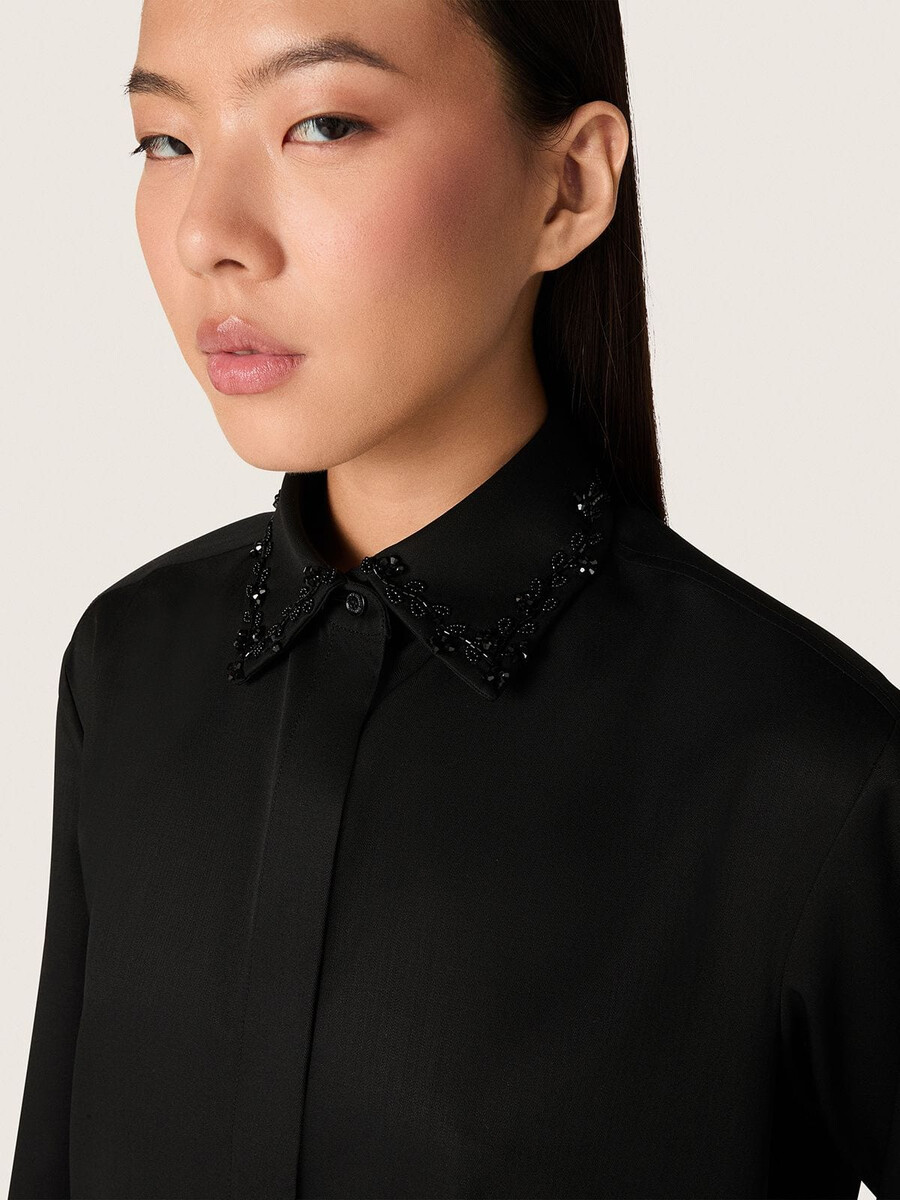 camisa feminina em sarja de lã preta com bordado floral em miçangas de vidro.