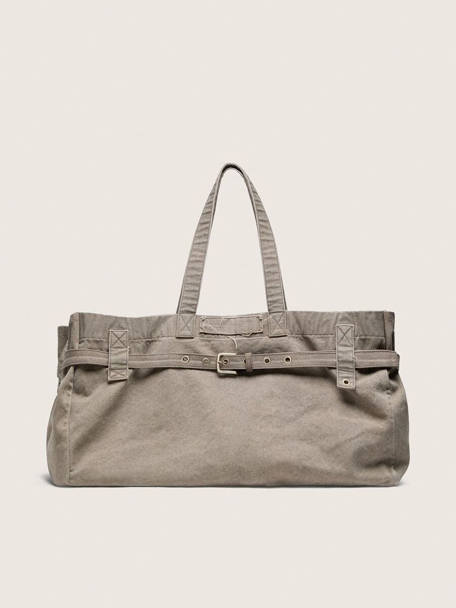 bolsa de lona antracite com bordados e detalhes em prata antiga.
