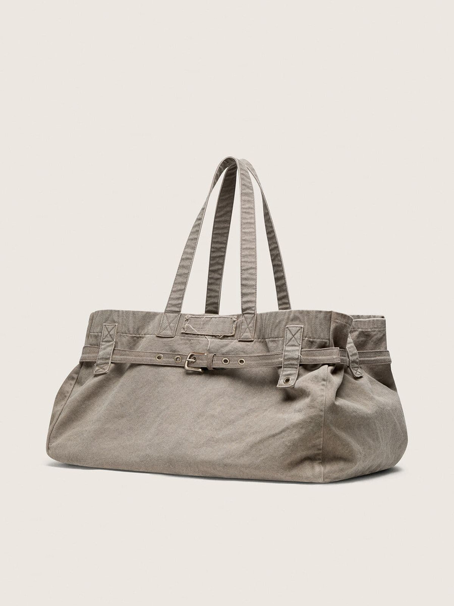 bolsa de lona antracite com bordados e detalhes em prata antiga.