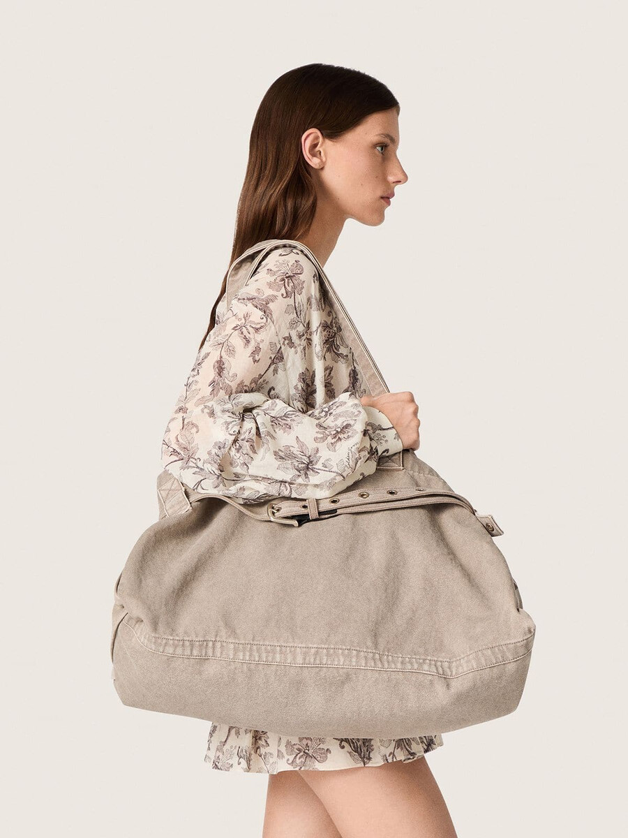 bolsa de lona antracite com bordados e detalhes em prata antiga.