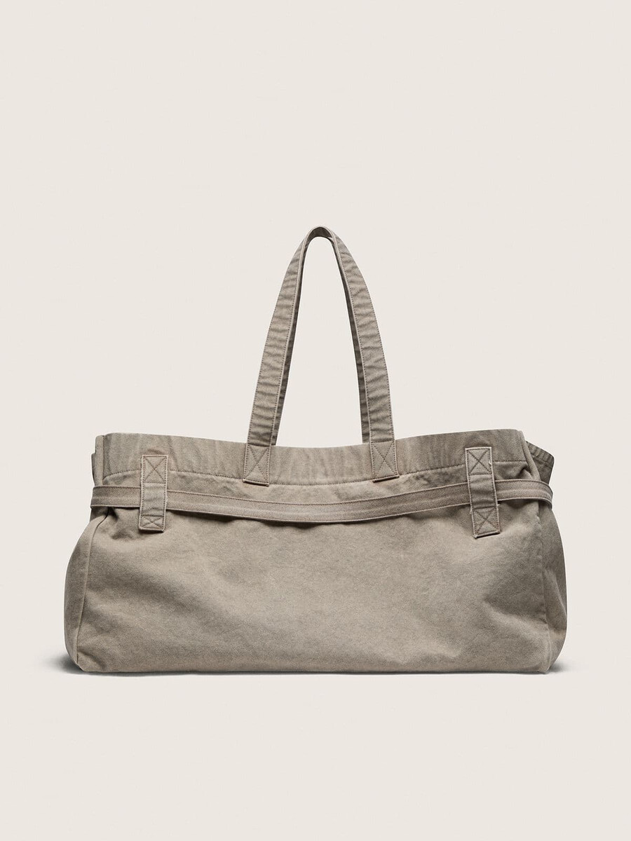 bolsa de lona antracite com bordados e detalhes em prata antiga.