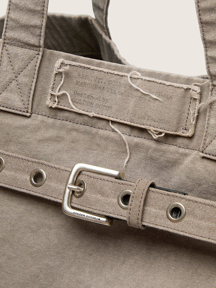 bolsa de lona antracite com bordados e detalhes em prata antiga.