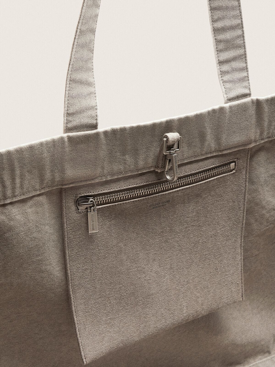 bolsa de lona antracite com bordados e detalhes em prata antiga.