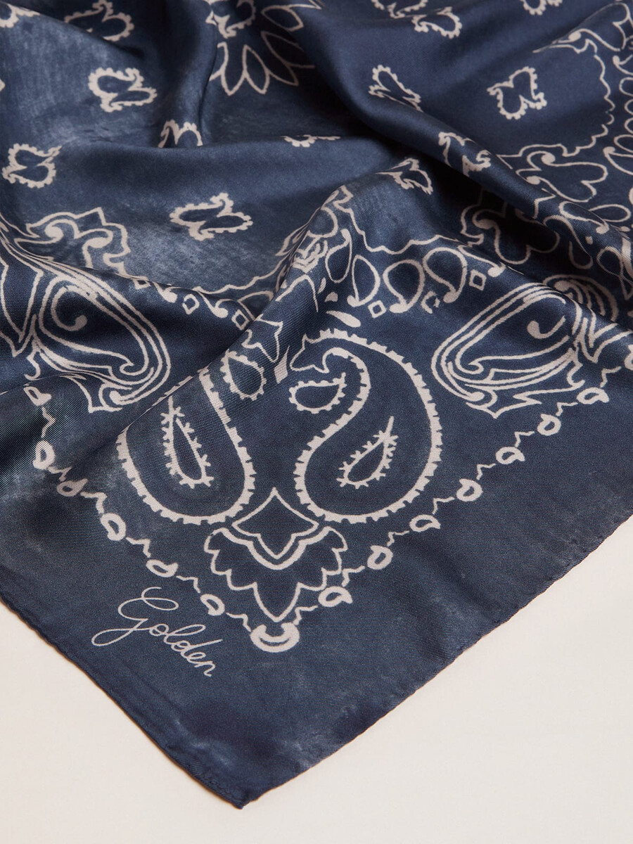 cachecol golden collection azul-jeans com estampa paisley