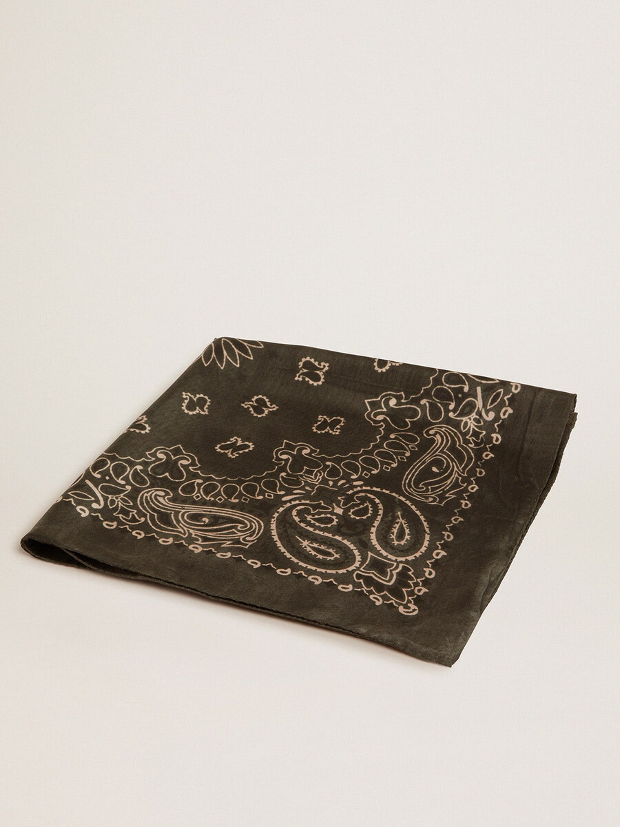 lenço verde musgo com estampa paisley