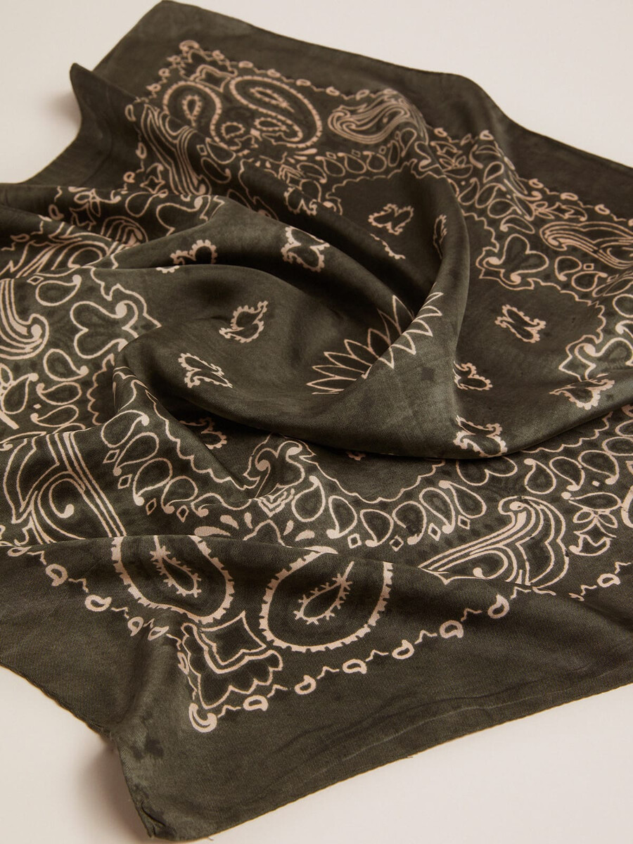 lenço verde musgo com estampa paisley