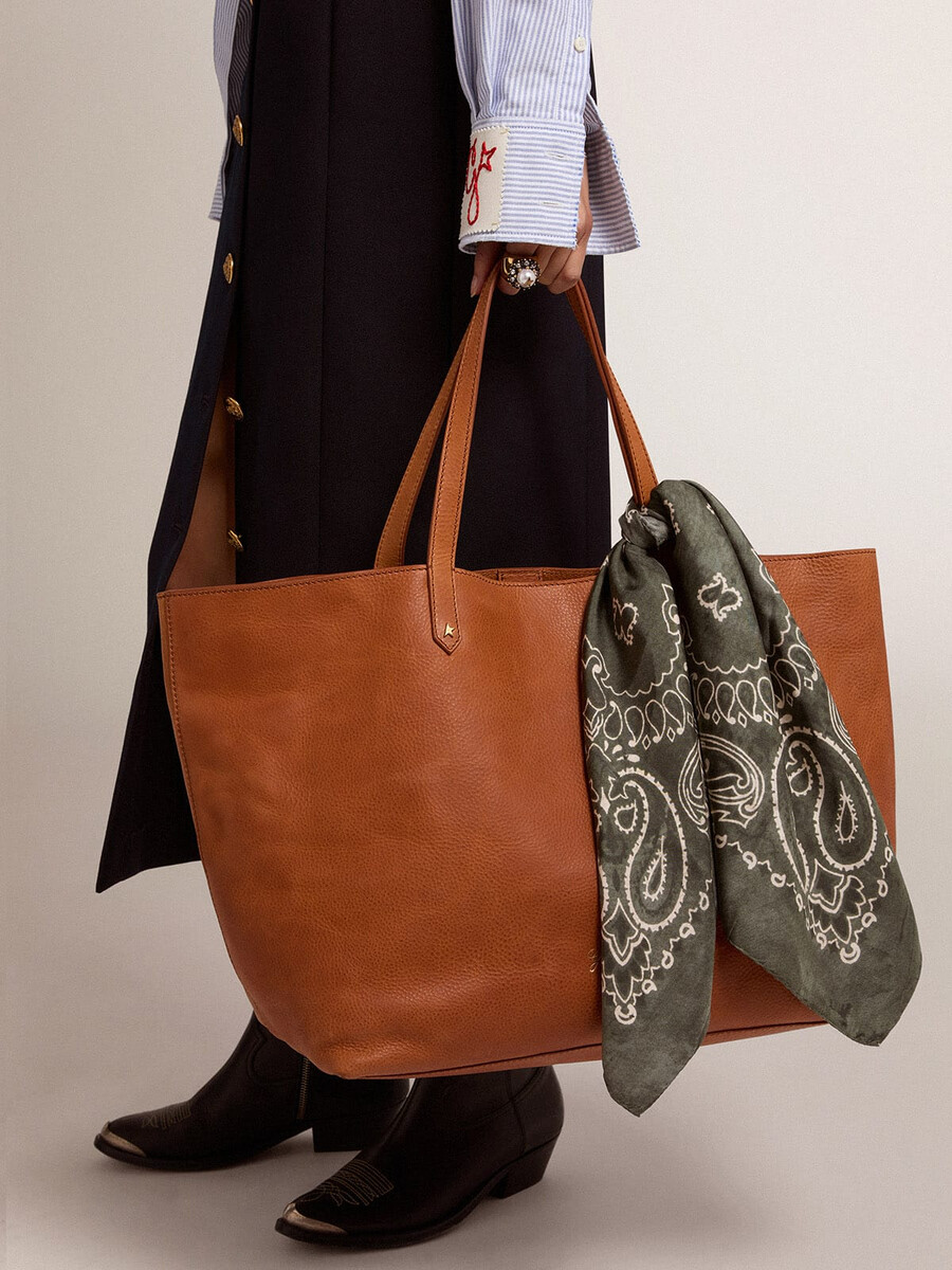 lenço verde musgo com estampa paisley